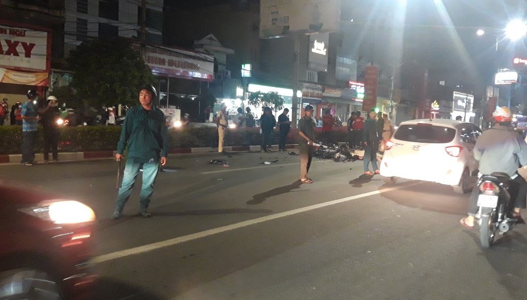 Hiện trường vụ tai nạn khiến 1 người tử vong 2 người bị thương nặng trên quốc lộ 13. Ảnh: Đình Trọng