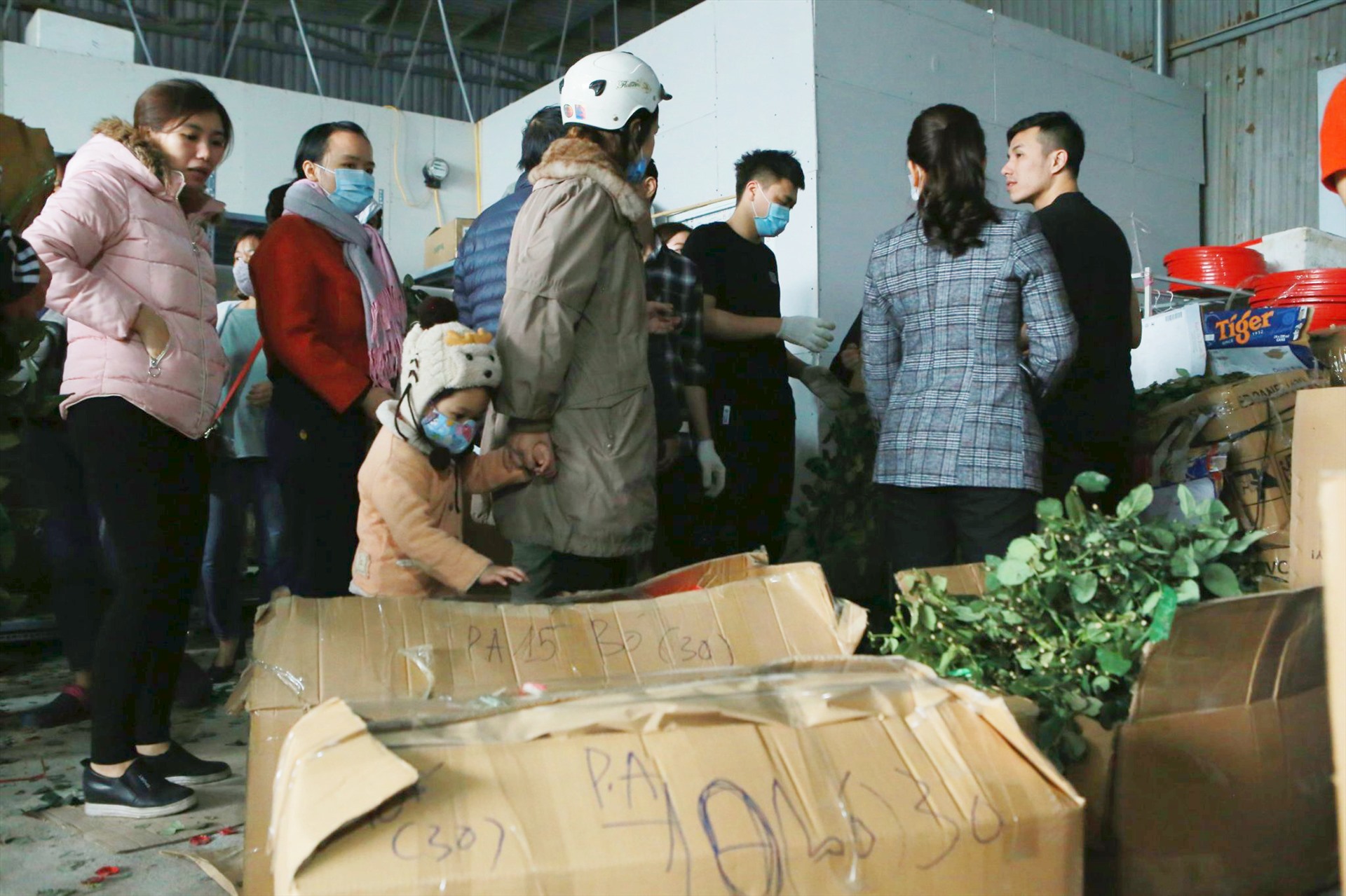 Giá hoa hồng rẻ nên dù là thứ 2 đầu tuần nhưng nhiều người vẫn chờ đợi để mua.