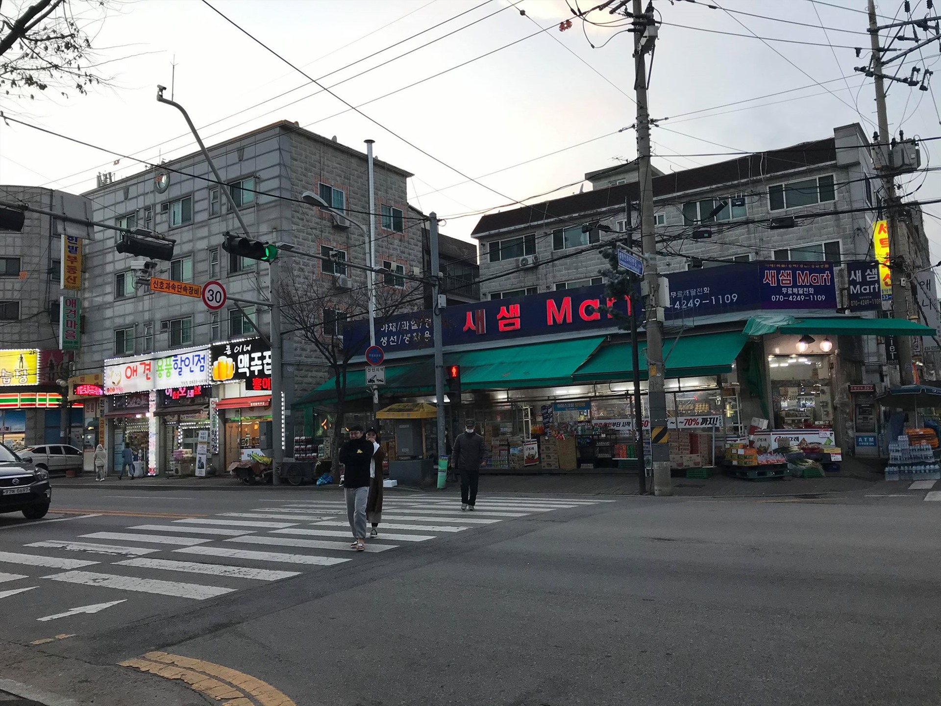 Dù là giờ cao điểm, nhưng không nhiều người đi lại trên đường phố Ảnh: NV.