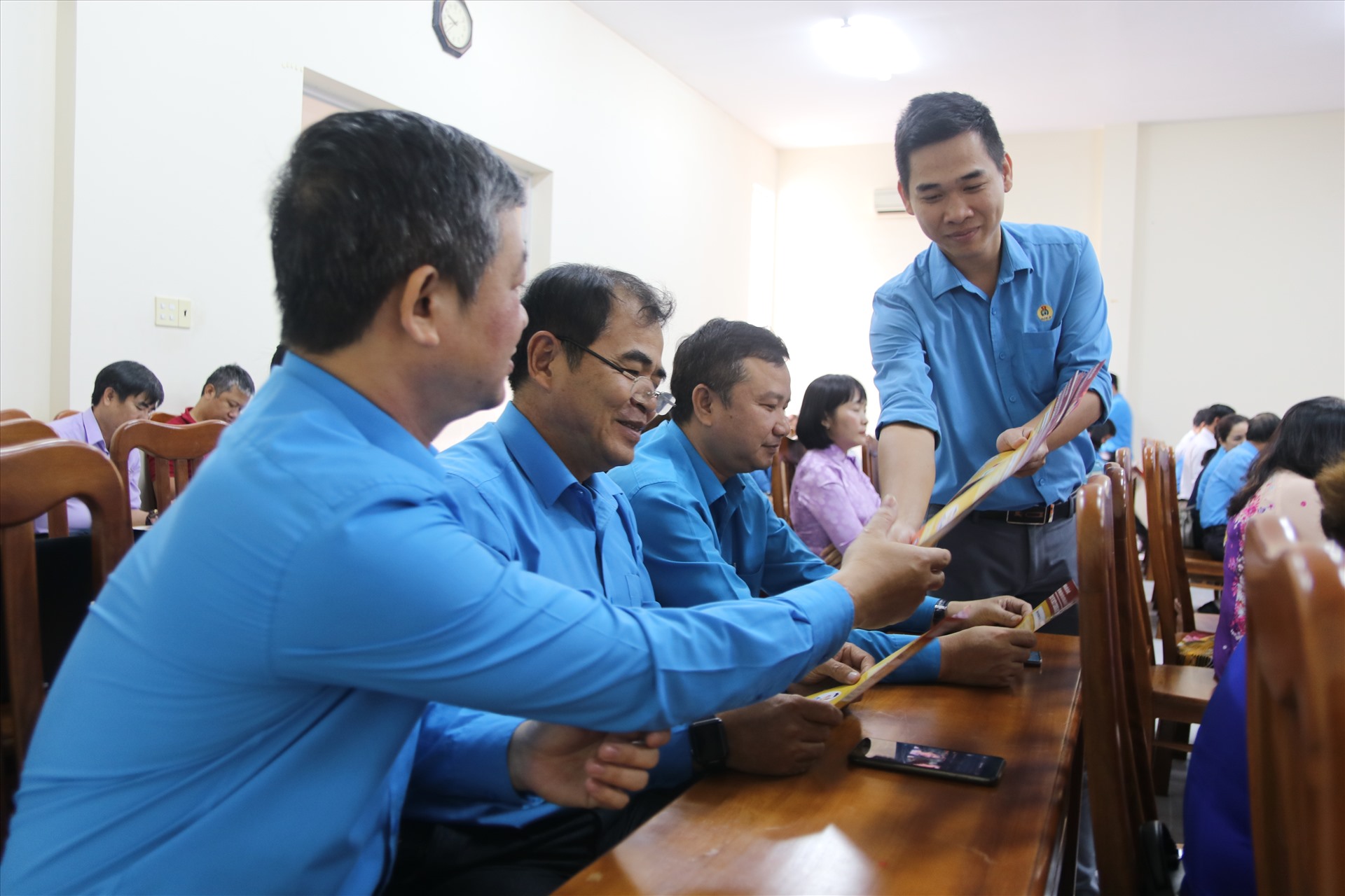 Các cấp CĐ Khánh Hòa tăng cường tuyên truyền phòng chống dịch COVID-19 tại các cuộc họp và triển khai các hoạt động cụ thể chung tay hạn chế, đẩy lùi dịch. Ảnh: Phương Linh