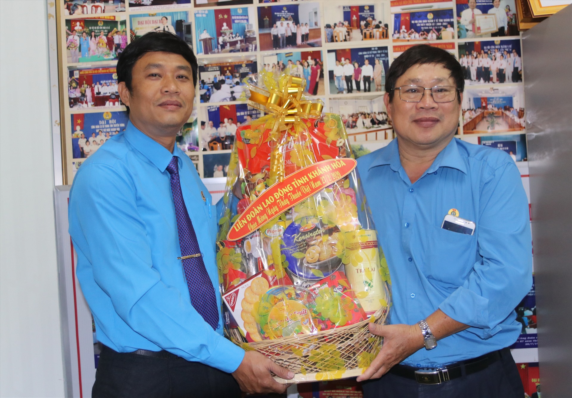 Ông Bùi Thanh Bình, phó chủ tịch LĐLĐ Khánh Hòa tặng quà chúc mừng ngành y tế nhân ngày Thầy Thuốc Việt Nam. Ảnh: Phương Linh