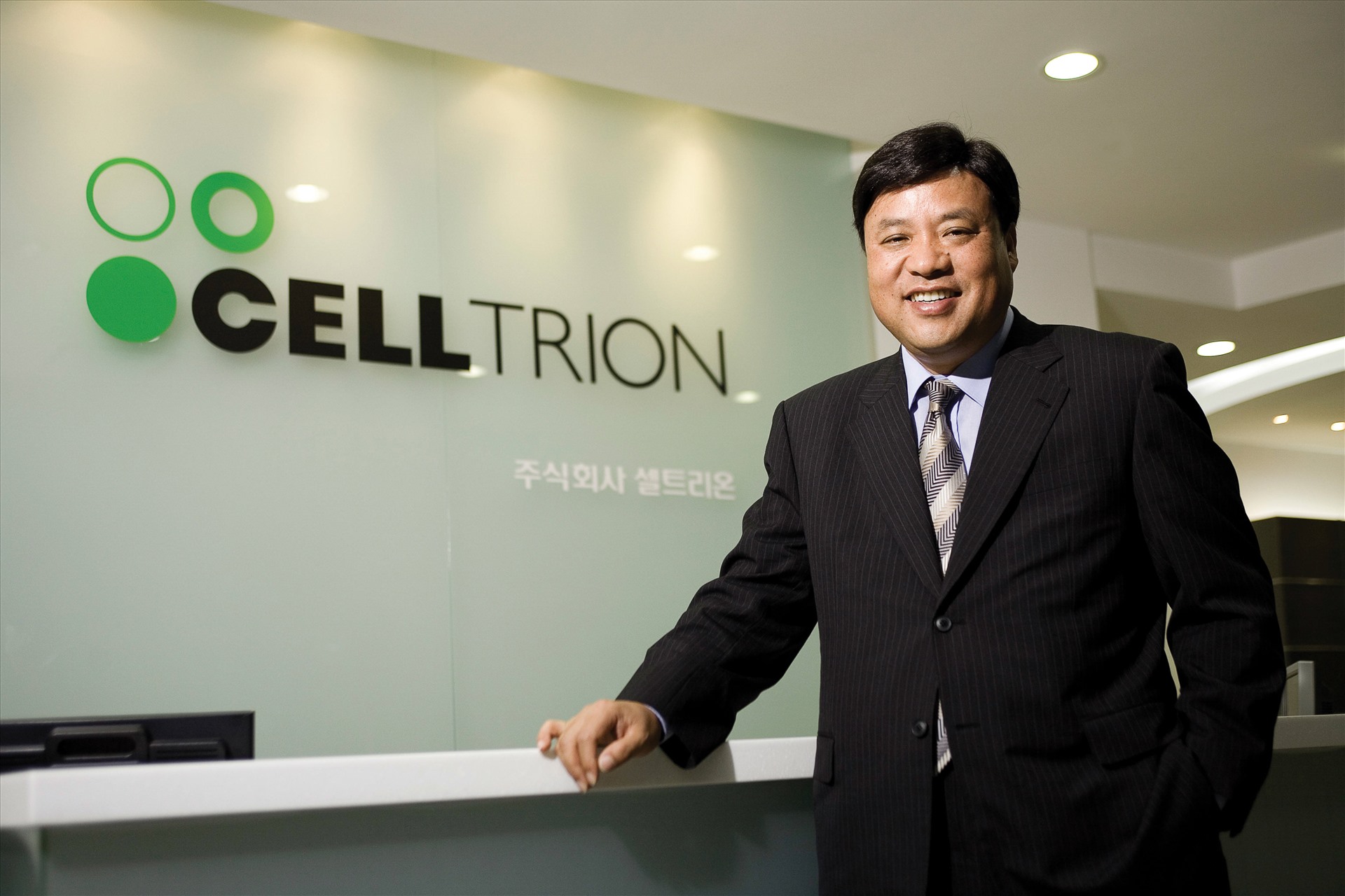 Đứng thứ 3 trong danh sách là tỉ phú Seo Jung-jin - đồng sáng lập và CEO của công ty dược phẩm sinh học Celltrion có trụ sở tại Incheon, Hàn Quốc. Trong vòng hơn 5 tháng qua, tài sản tỉ phú này tăng gần 1 tỉ USD. Ảnh: Nikkei Asian Review