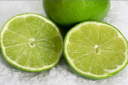 Chà xát quả chanh lên các vật dụng có mỡ để loại bỏ chúng khi rửa bát. Ảnh: T. L.