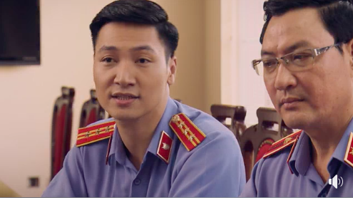Huy báo cáo việc cổ phần hoá với ông Nghĩa. Ảnh: CMH.
