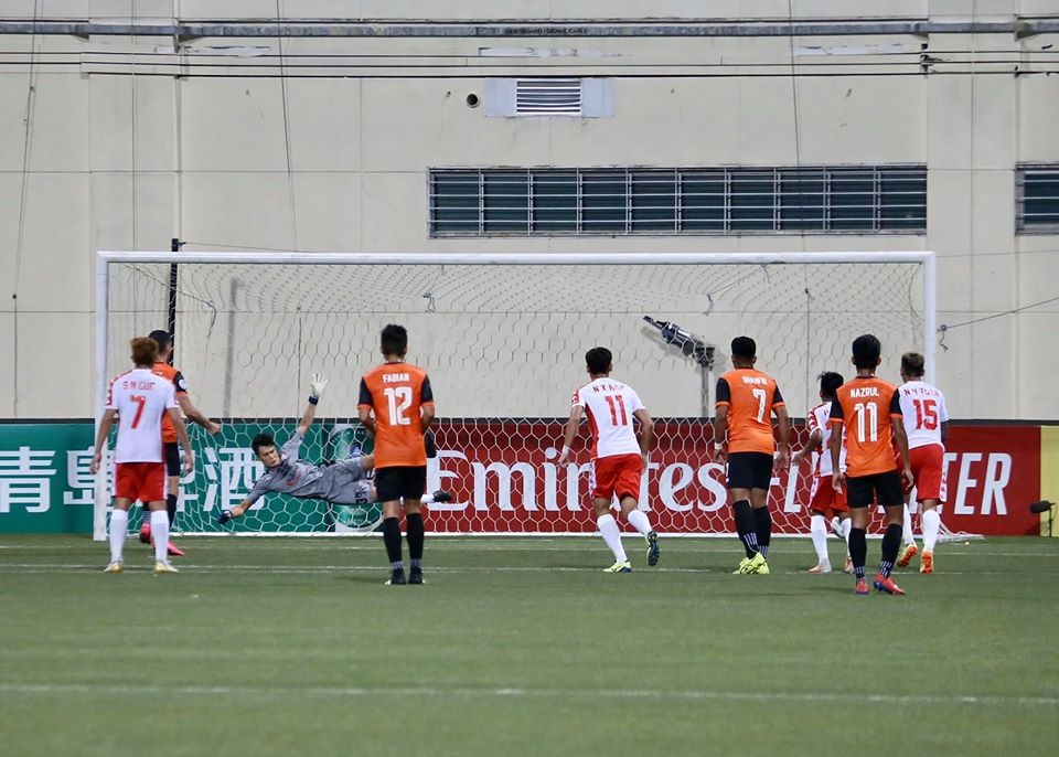 Tiến Dũng nhận bàn thua trên chấm phạt đền. Ảnh: HCMFC