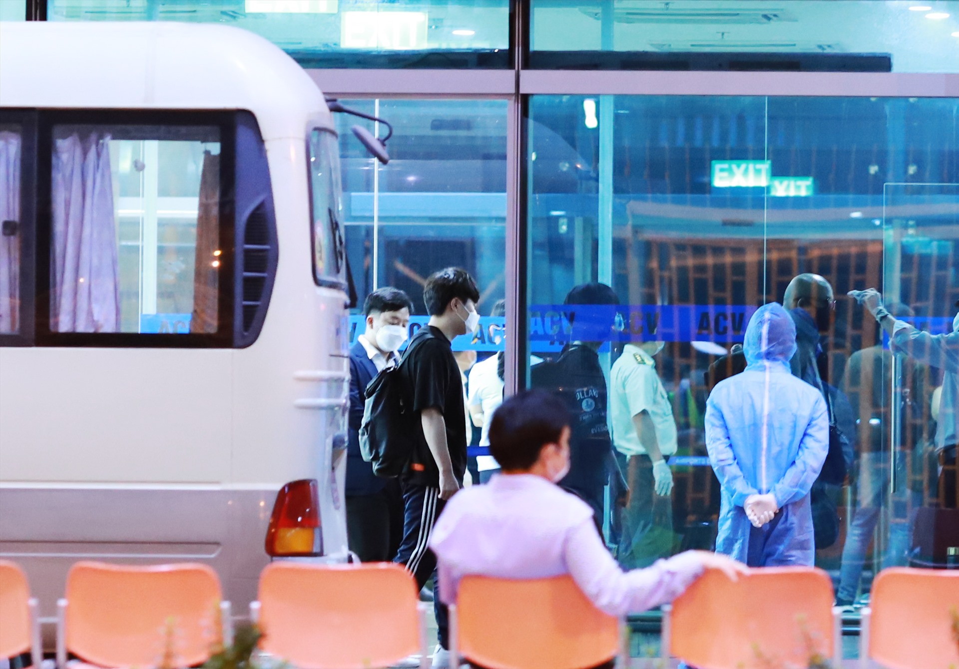 khach han quoc tai da nang ve nuoc trong dem 2 nguoi xin o lai cach ly