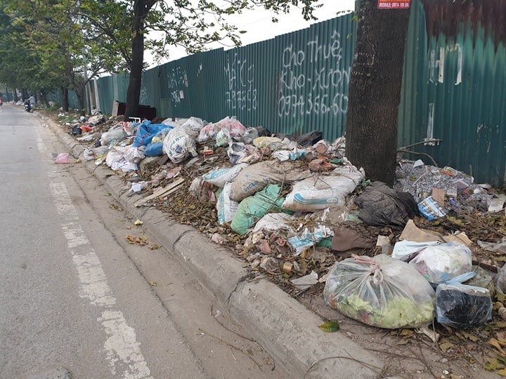 Rác thải ngay gần khu vực cầu vượt Phú Đô.