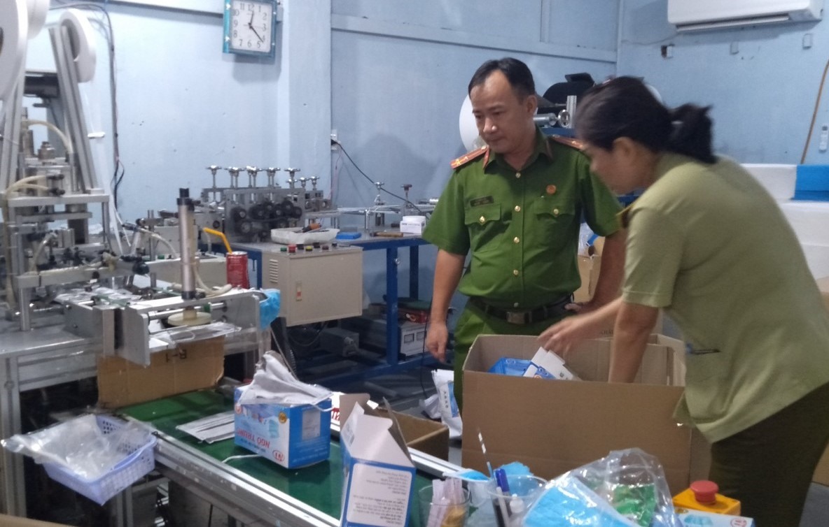 Công an thu giữ 15.000 khẩu trang kém chất lượng tại Dĩ An, Bình Dương. Ảnh: ĐT