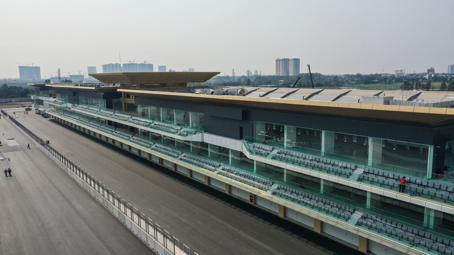 Trước đó, tòa nhà điều hành Pit dài 300m – biểu tượng của đường đua F1 Hà Nội được lấy cảm hứng từ Hoàng Thành Thăng Long và Khuê Văn Các - 2 biểu tượng đại diện cho lịch sử lâu đời và di sản văn hóa dồi dào của đất nước cũng đã chính thức hoàn công.