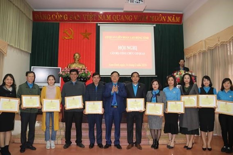 Đồng chí Vũ Văn Nghĩa - Chủ tịch LĐLĐ tỉnh Nam Định - trao bằng khen của Tổng LĐLĐ Việt Nam, của LĐLĐ tỉnh cho tập thể, cá nhân cơ quan LĐLĐ tỉnh.
