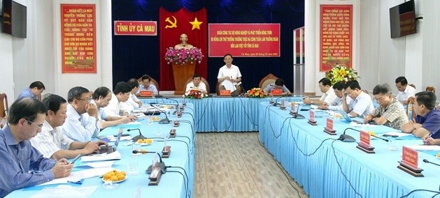 Thứ trưởng Bộ NNPTNT Hà Công Tuấn đề nghị Cà Mau thận trọng khi đưa nước biển vào vùng ngọt (ảnh Nhật Hồ)