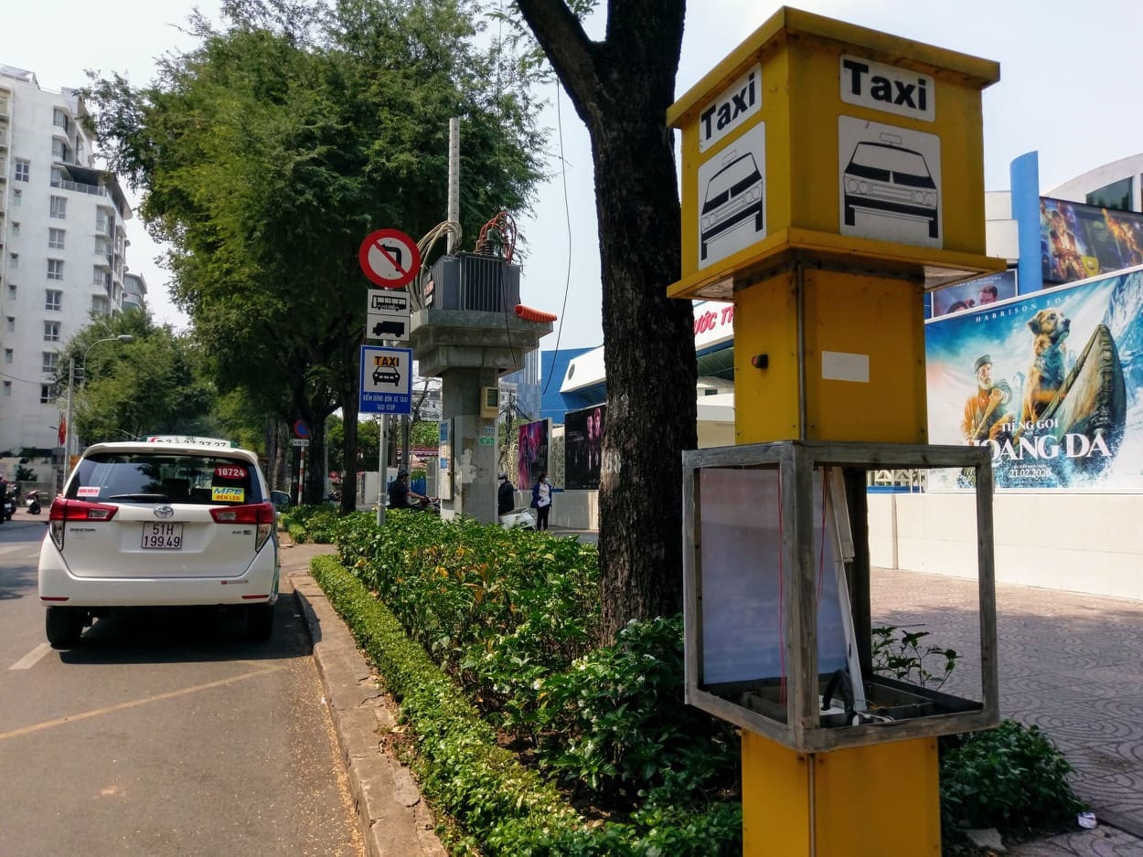 Trụ bấm gọi taxi trên đường Nguyễn Du cũng bị hư hỏng và không được sửa chữa. Ảnh: M.Q