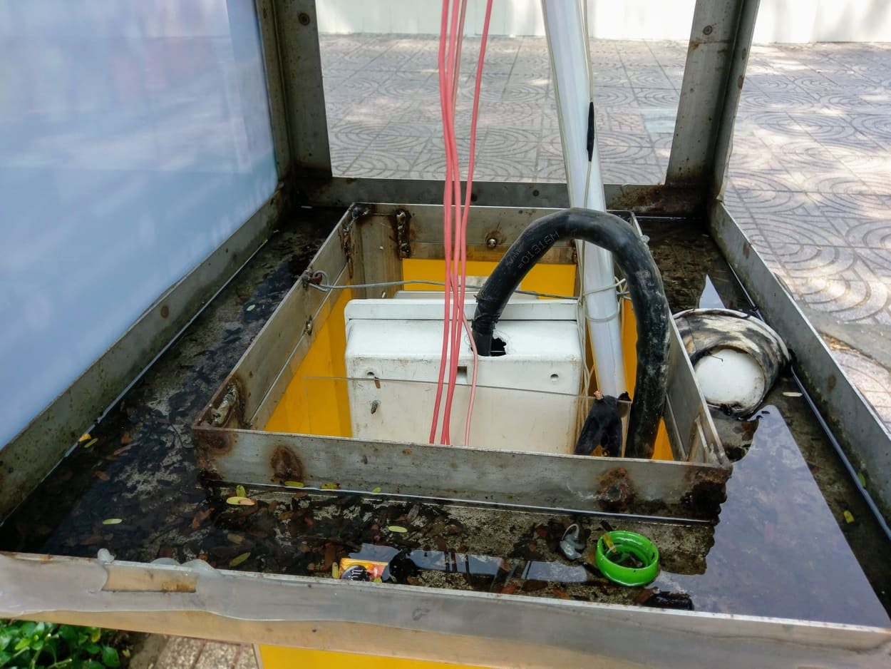 Hộp đèn và các thiết bị điện hư hỏng nặng, thành nơi chứa nước mưa. Ảnh: M.Q