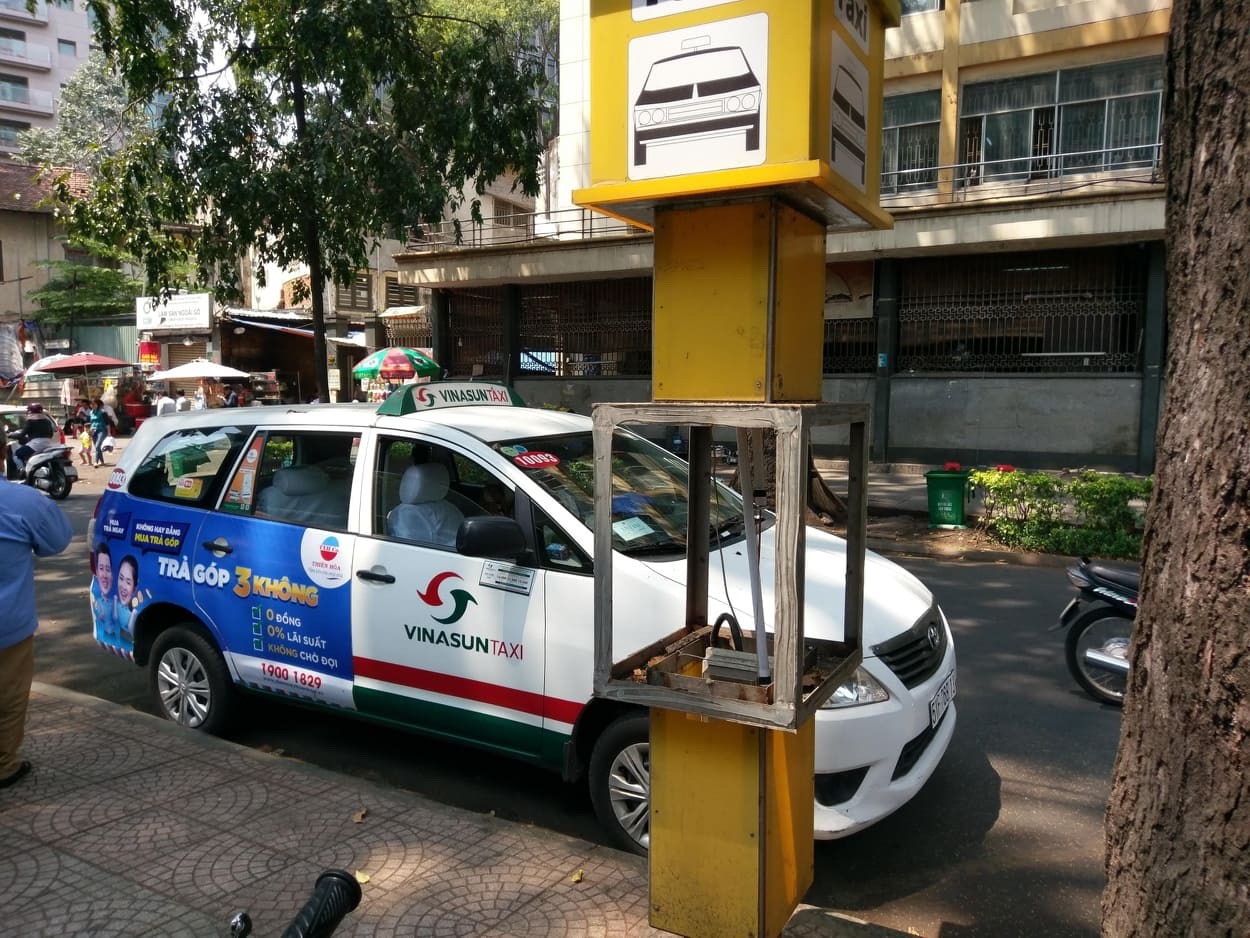 Điểm đón taxi trước cổng chính Bệnh viện Nhi Đồng 2 thành chỗ cho ô tô đậu “miễn phí”. Ảnh: M.Q