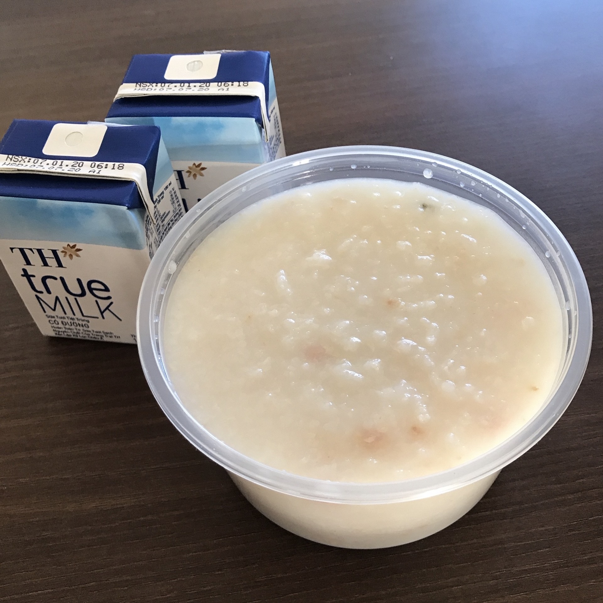 Trẻ nhỏ được dùng suất ăn đặc biệt gồm cháo dinh dưỡng và sữa tươi (sữa bột) theo nhu cầu.