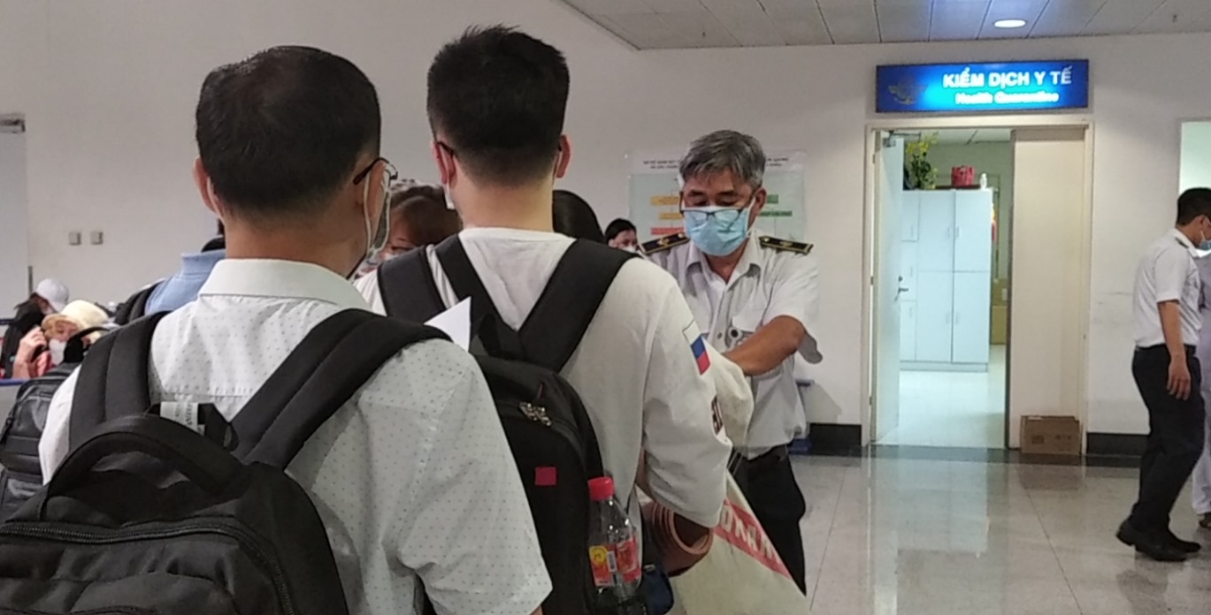 Giám sát người nhập cảnh vào TPHCM tại sân bay Tân Sơn Nhất. Ảnh: Chân Phúc