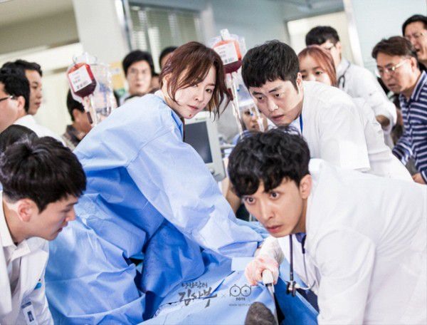 “Romantic Doctor, Teacher Kim – Người thầy y đức” cũng là bộ phim Hàn Quốc đề tài y khoa.