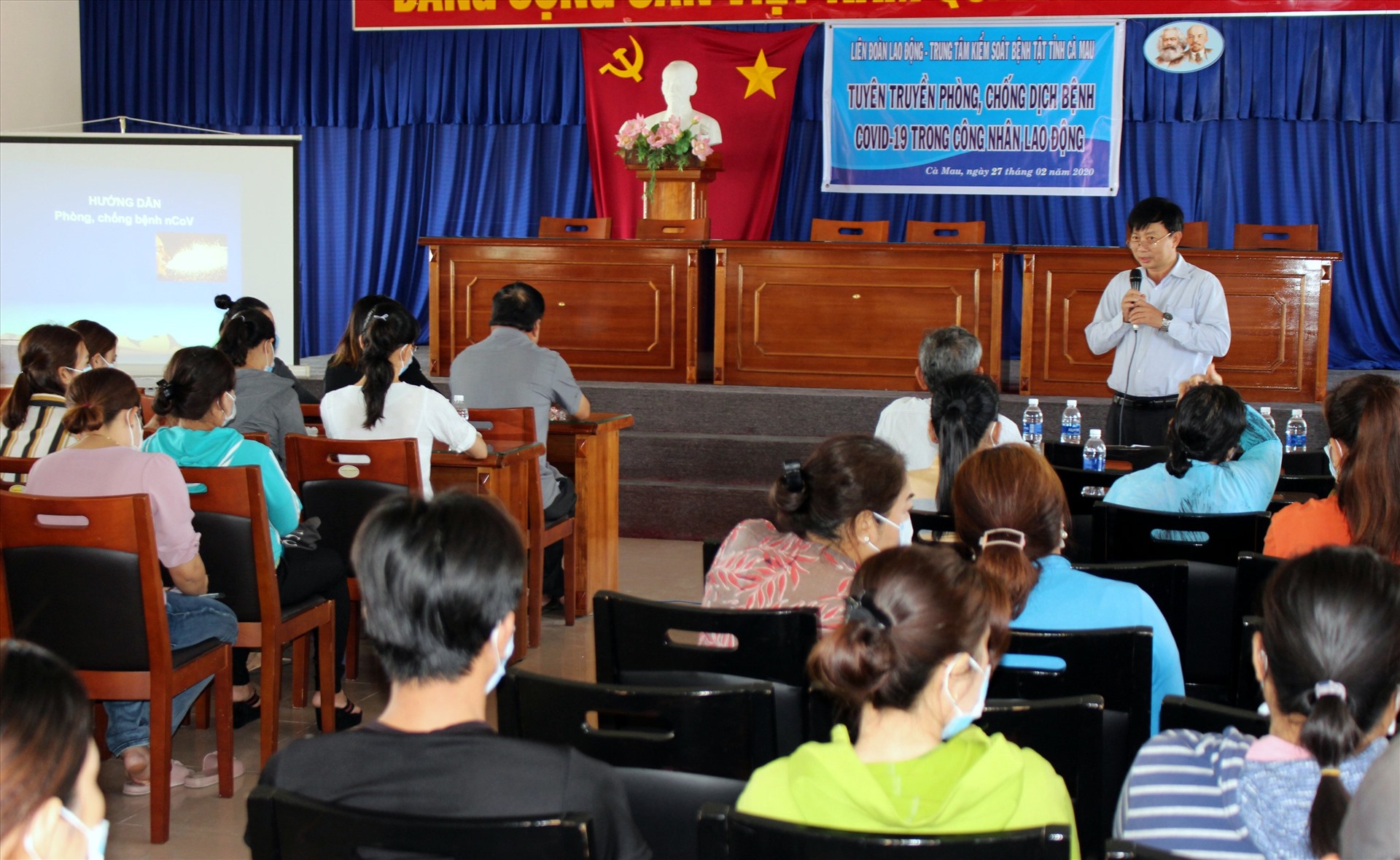Công nhân lắng nghe tuyên truyền cách phòng trách bệnh COVID-19 (ảnh Nguyễn Bảo)