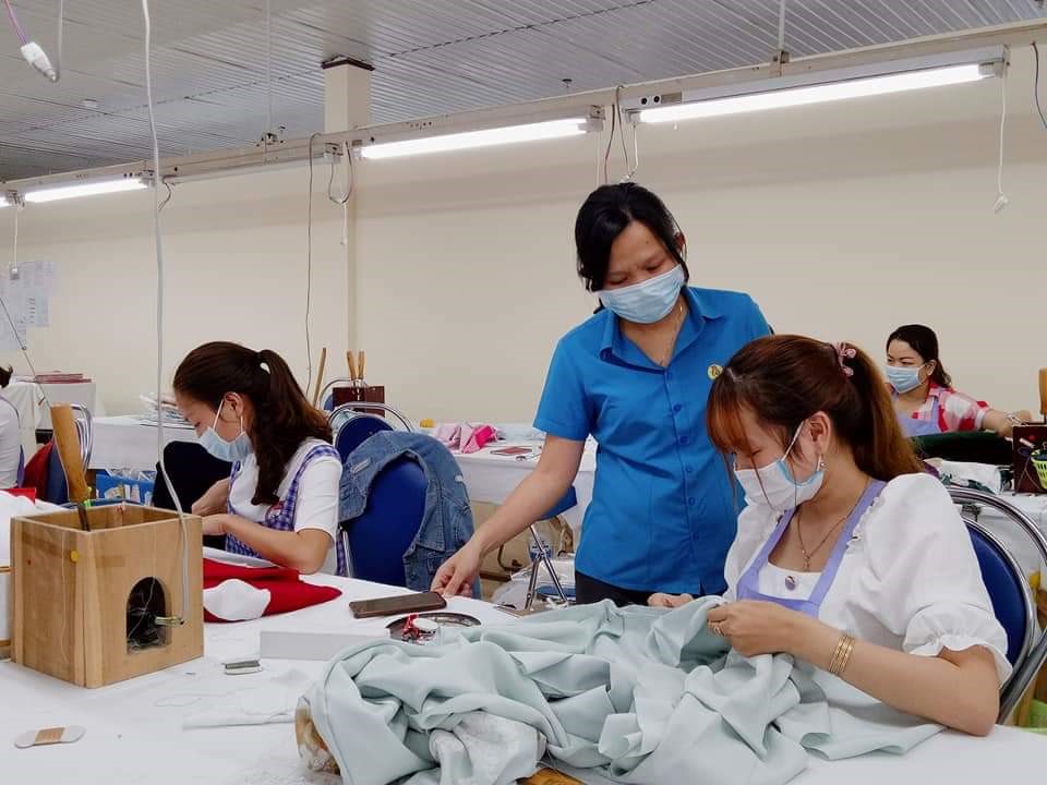 Chủ tịch LĐLĐ TP. Huế Hoàng Thị Như Thanh động viên đoàn viên, người lao động làm việc tại công ty. Ảnh: LĐLĐ.