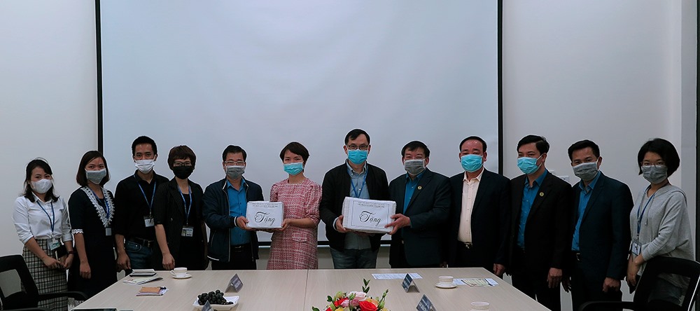 Đoàn kiểm tra tặng quà xà phòng và nước rửa tay diệt khuẩn hỗ trợ công tác phòng dịch của công ty.