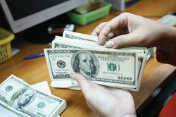 Tỷ giá ngoại tệ 28.2: USD rơi thủng đáy 2 tháng, lo lắng vì COVID-19
