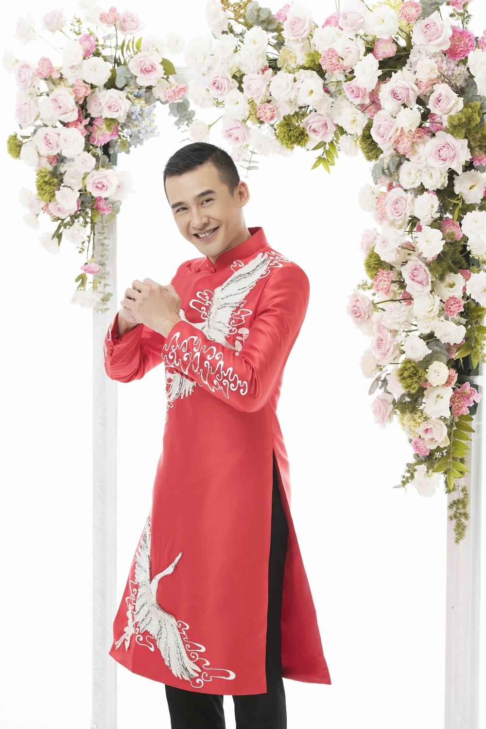 rong bộ ảnh được ra mắt, Lương Thế Thành tự tin khi diện những thiết kế áo dài có hoa văn đơn giản. Nhà thiết kế Minh Châu đã khéo léo lựa chọn những họa tiết hoa nhỏ hay hình rồng bay phượng múa được thêu thủ công vừa toát lên tinh thần đậm chất Việt Nam song vẫn giữ được sự nam tính, mạnh mẽ cho nam diễn viên. Ảnh: Rin Trần.
