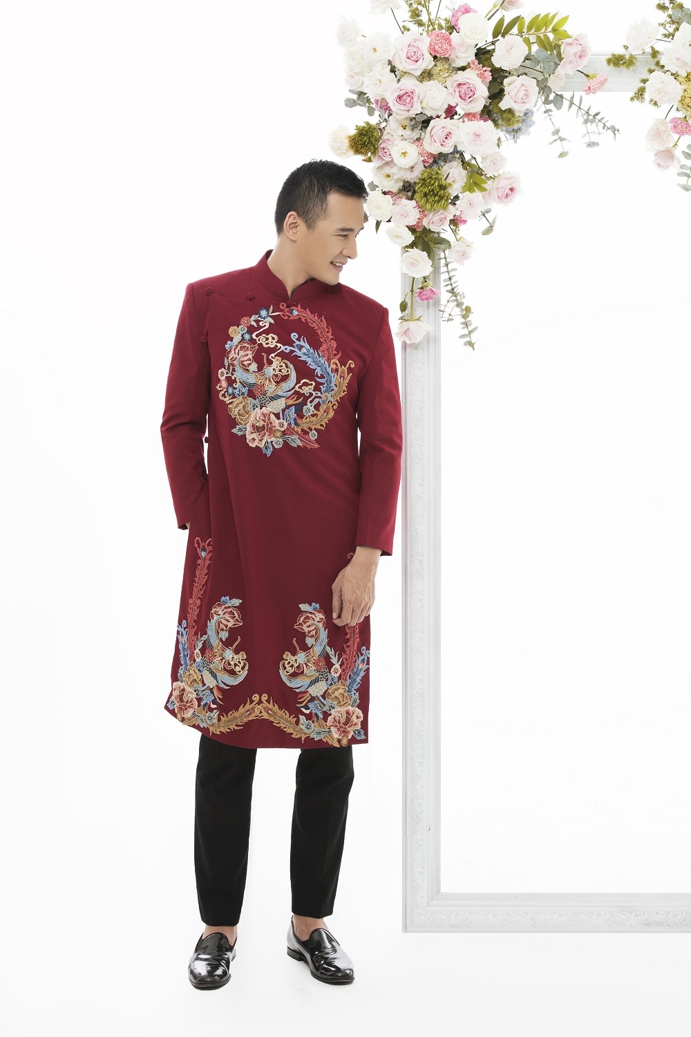 rong bộ ảnh được ra mắt, Lương Thế Thành tự tin khi diện những thiết kế áo dài có hoa văn đơn giản. Nhà thiết kế Minh Châu đã khéo léo lựa chọn những họa tiết hoa nhỏ hay hình rồng bay phượng múa được thêu thủ công vừa toát lên tinh thần đậm chất Việt Nam song vẫn giữ được sự nam tính, mạnh mẽ cho nam diễn viên. Ảnh: Rin Trần.