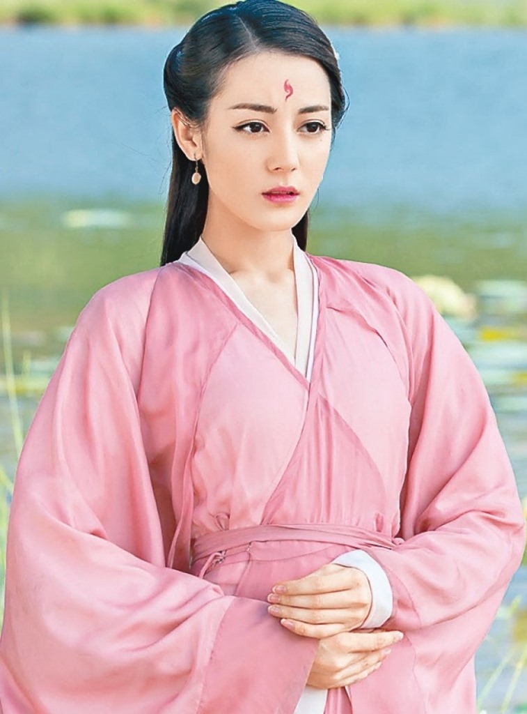 Sau “Tam sinh tam thế Thập lý đào hoa” gây được dấu ấn mạnh mẽ trong lòng người hâm mộ, công ty sản xuất phim Gia Hành đã quyết định thực hiện tiếp bộ phim “Tam sinh tam thế Chẩm thượng thư“. “Tam sinh tam thế Chẩm thượng thư” kể câu chuyện tình yêu giữa Phượng Cửu - một con hồ ly xinh đẹp và Đông Hoa Đế Quân - một người lạnh lùng, không thể yêu ai khác. Ngay từ khi công bố nữ diễn viên Địch Lệ Nhiệt Ba sẽ vào vai Phượng Cửu, nhiều người hâm mộ đã dành lời khen bởi khí chất, nhan sắc của cô rất phù hợp với nguyên tác. Ảnh: TSTT.