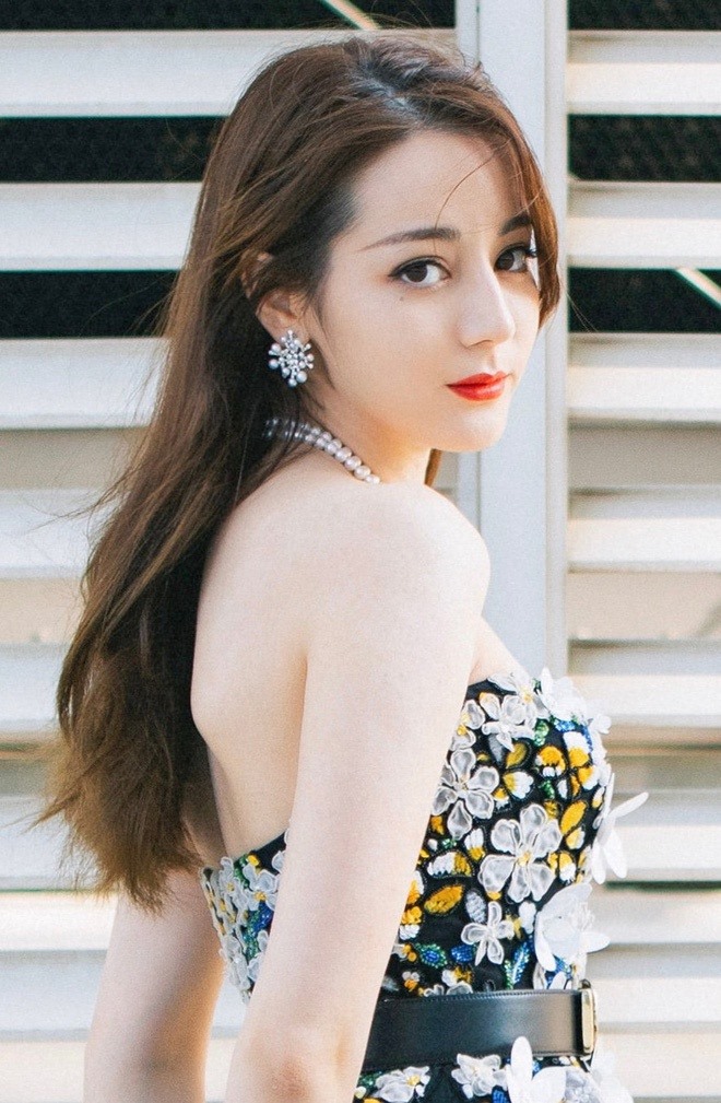 Không chỉ sở hữu nhan sắc xinh đẹp, Địch Lệ Nhiệt Ba cũng sở hữu thân hình nóng bỏng không thua kém bất cứ mỹ nhân nào. Ảnh: ST.