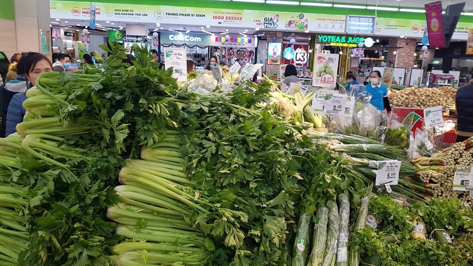 Nguồn cung rau xanh tại c&aacute;c chợ v&agrave; si&ecirc;u thị rất dồi d&agrave;o, gi&aacute; giảm mạnh. Ảnh: Kh.V