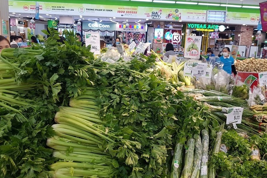 Nguồn cung rau xanh tại các chợ và siêu thị rất dồi dào, giá giảm mạnh. Ảnh: Kh.V