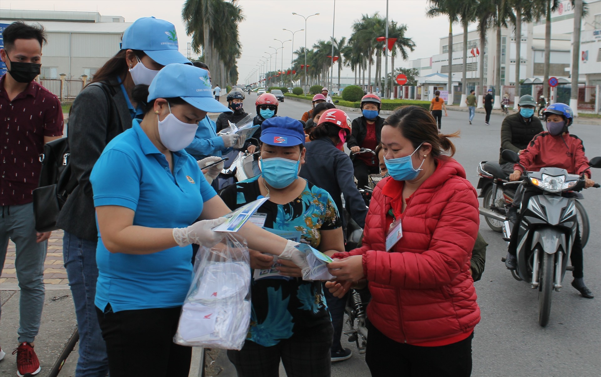 Chiều 28.2, 20.000 khẩu trang vải kháng khuẩn được trao tới tay người lao động đang làm việc tại KCN Tràng Duệ - Hải Phòng. Ảnh Mai Dung