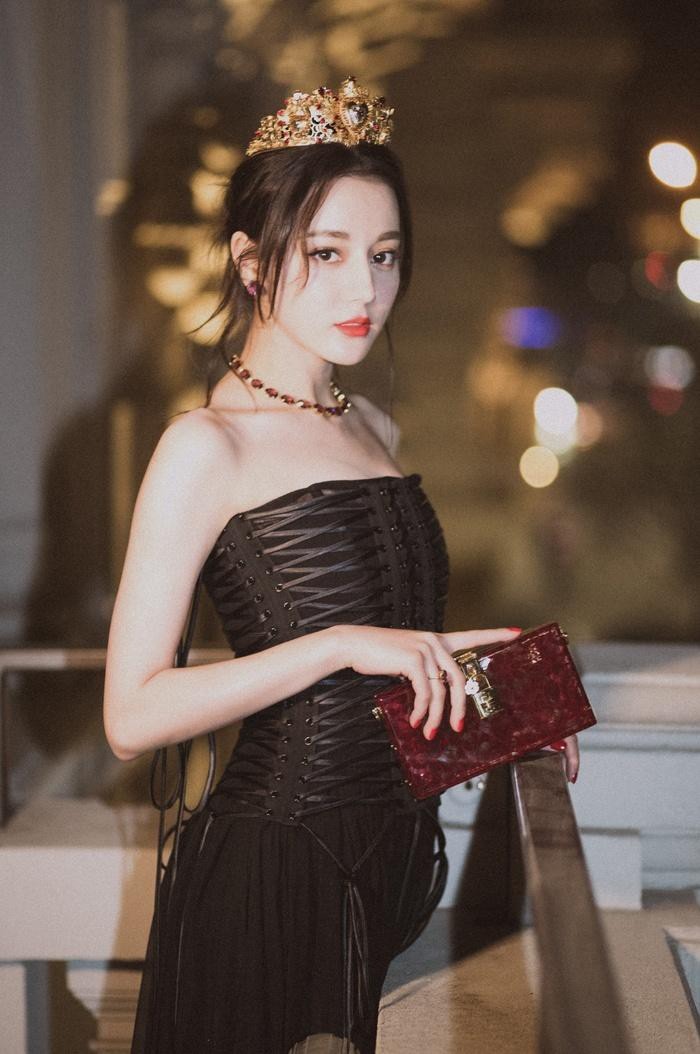 Thân hình gợi cảm của Địch Lệ Nhiệt Ba. Ảnh: Weibo