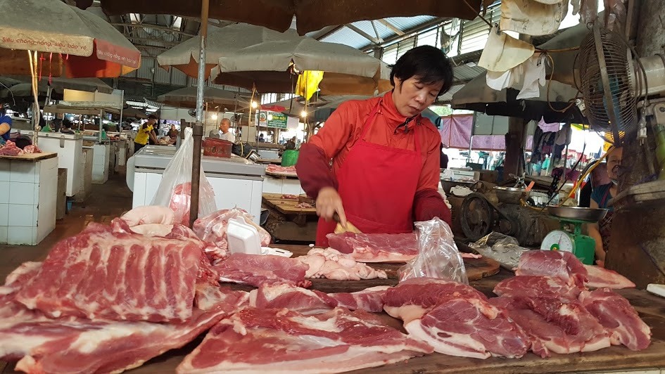 Chị Phấn cho biết, lượng hàng bán ra của chị giảm tới 30-40% do lượng khách hàng giảm bởi học sinh, sinh viên đang nghỉ học tránh dịch COVID-19 . Ảnh: Kh.V