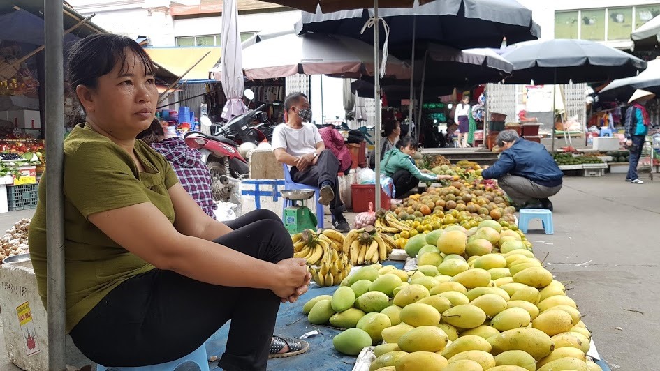 Cảnh vắng khách tại một chợ dân sinh. Ảnh: Kh.V