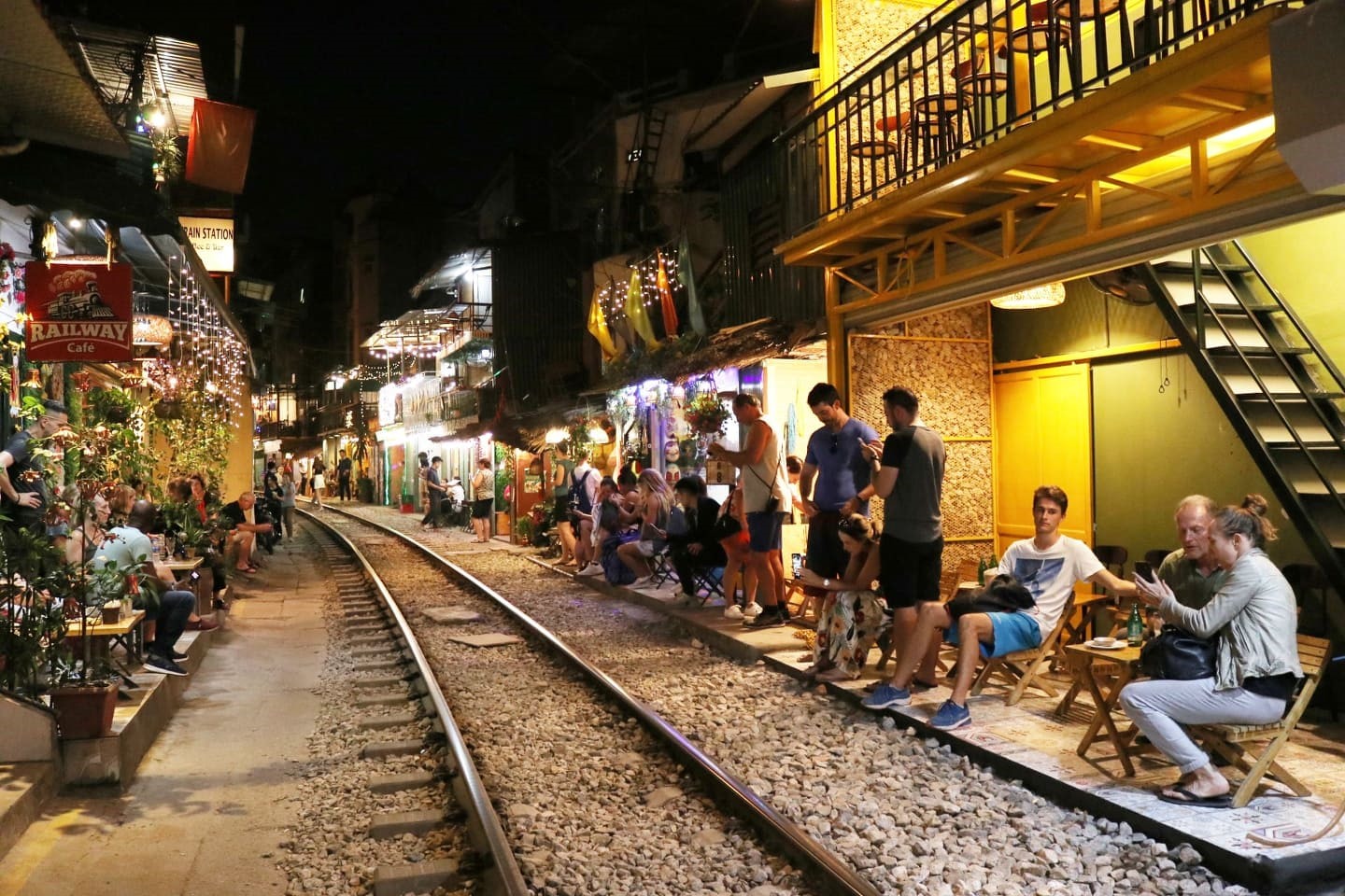 Du khách nước ngoài thích thú với trải nghiệm nguy hiểm, bất chấp lệnh cấm.