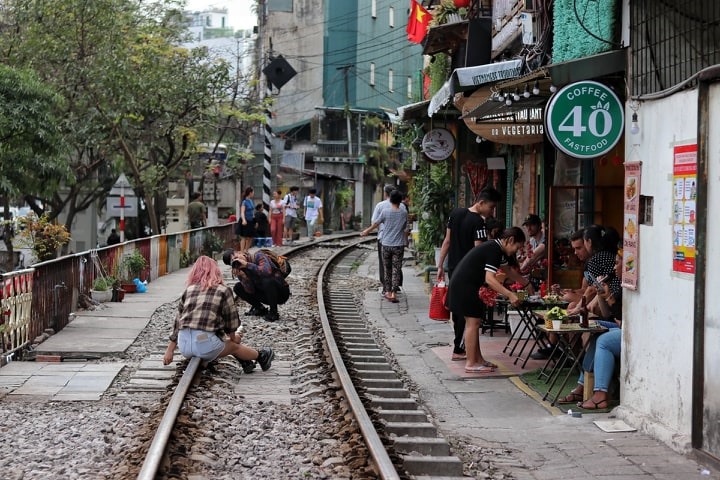 Gần 20 cửa hàng ở phố cà phê vẫn hoạt động tấp nập như chưa từng có lệnh cấm.