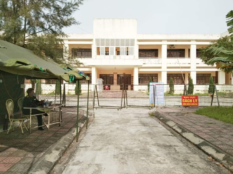 Hàng rào dã chiến được dựng lên ngăn cách điểm cách ly tập trung với khu dân cư đảm bảo an ninh trật tự, không để xảy ra các vụ việc mất an toàn
