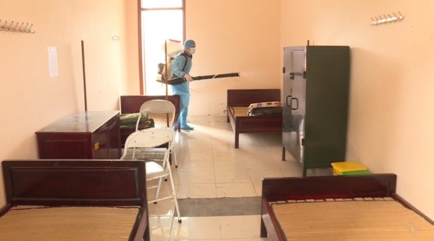 Hàng ngày cán bộ y tế, quân đội đều tiến hành phun thuốc khử khuẩn, vệ sinh phòng ốc dành cho các công dân được cách ly tập trung 1lần/ngày