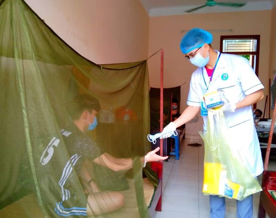 Ngay sau khi hoàn tất các thủ tục, các trường hợp cách ly được bố trí phòng nghỉ với đầy đủ đồ dùng sinh hoạt, được cấp phát khẩu trang y tế và dung dịch sát khuẩn...