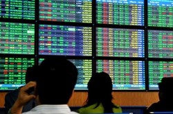 Một tuần biến động khó lường của vàng, lao dốc của chứng khoán và Bitcoin