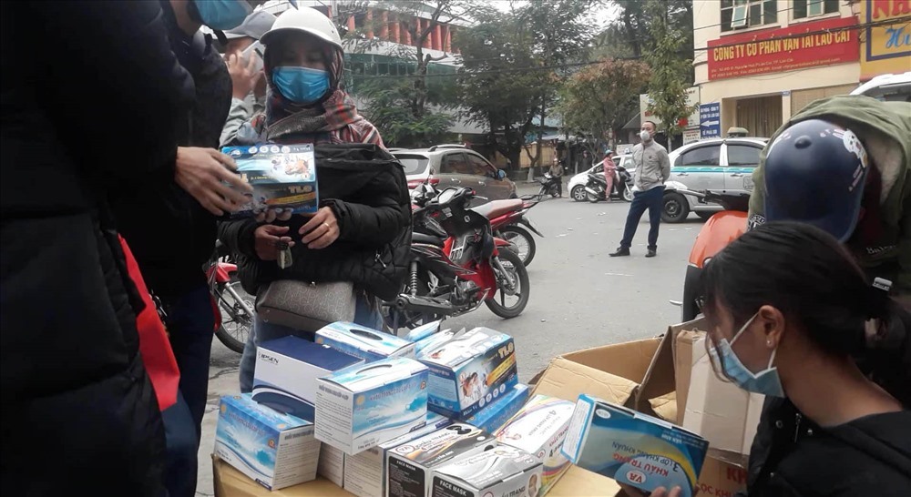 Các loại khẩu trang y tế cháy hàng khiến nhiều người dân lùng mua online. Đây cũng là nguyễn nhân khiến các từ khóa liên quan đến khẩu trang lọt top tìm kiếm Google. Ảnh: Trần Tuấn.