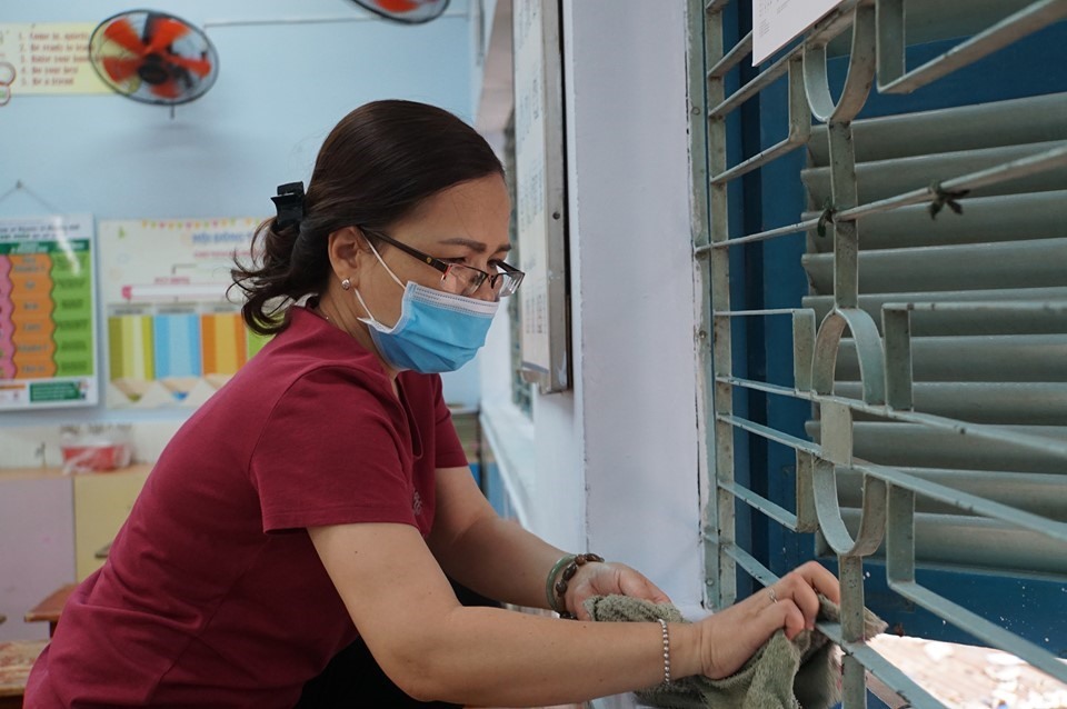 Giáo viên tại một trường tiểu học ở TPHCM dọn về sinh, khử trùng phòng lây nhiễm virus Corona