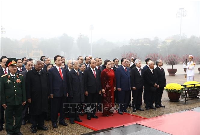 Các đồng chí lãnh đạo, nguyên lãnh đạo Đảng, Nhà nước đặt vòng hoa và vào Lăng viếng Chủ tịch Hồ Chí Minh. Ảnh: Văn Điệp/TTXVN