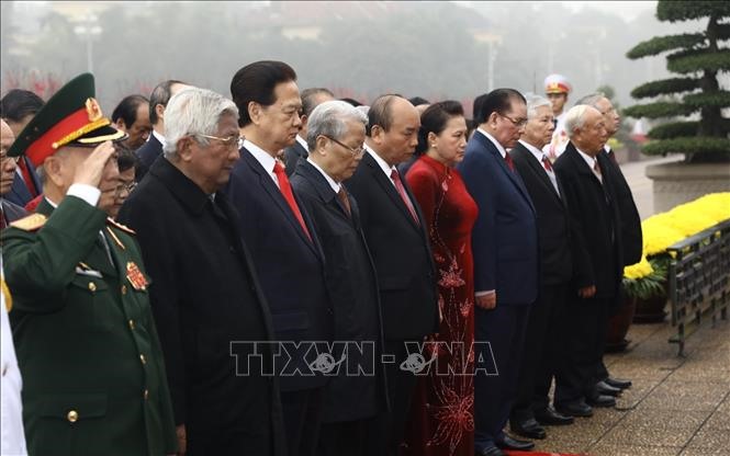 Các đồng chí lãnh đạo, nguyên lãnh đạo Đảng, Nhà nước đặt vòng hoa và vào Lăng viếng Chủ tịch Hồ Chí Minh. Ảnh: Văn Điệp/TTXVN