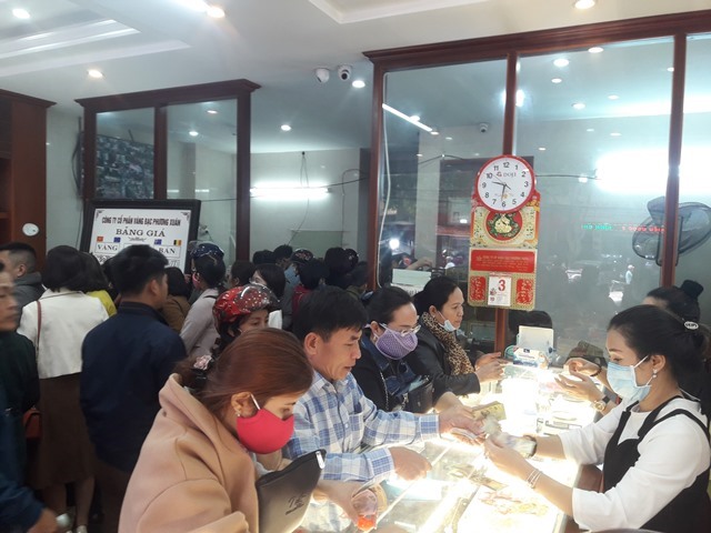 Cảnh mua vàng ở hiệu vàng Phương Xuân
