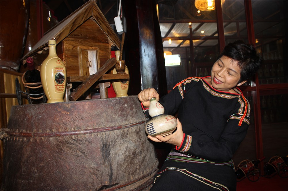 Bà Lê Thị Lý nhiều năm nay thường xuyên đồng hành với người Ê Đê trong việc bảo tồn nghề dệt thổ cẩm. Ảnh: LX