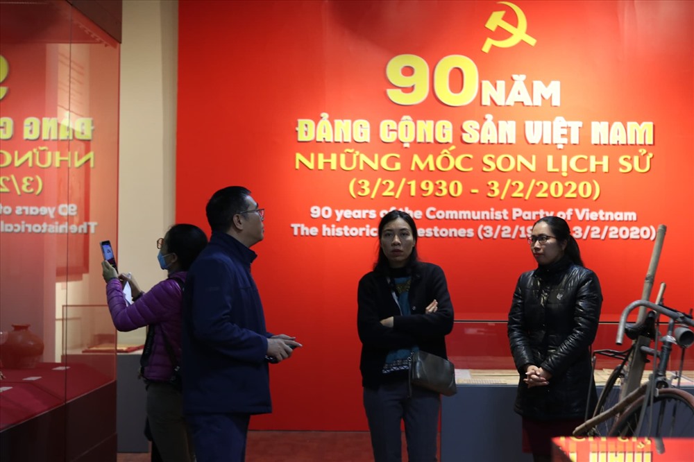 Triển lãm cũng đã trưng bày nhiều kỷ vật của các đồng chí Tổng Bí thư Đảng qua các thời kỳ, bộ sưu tập báo chí, truyền đơn của Đảng trước ngày 2.9.1945.