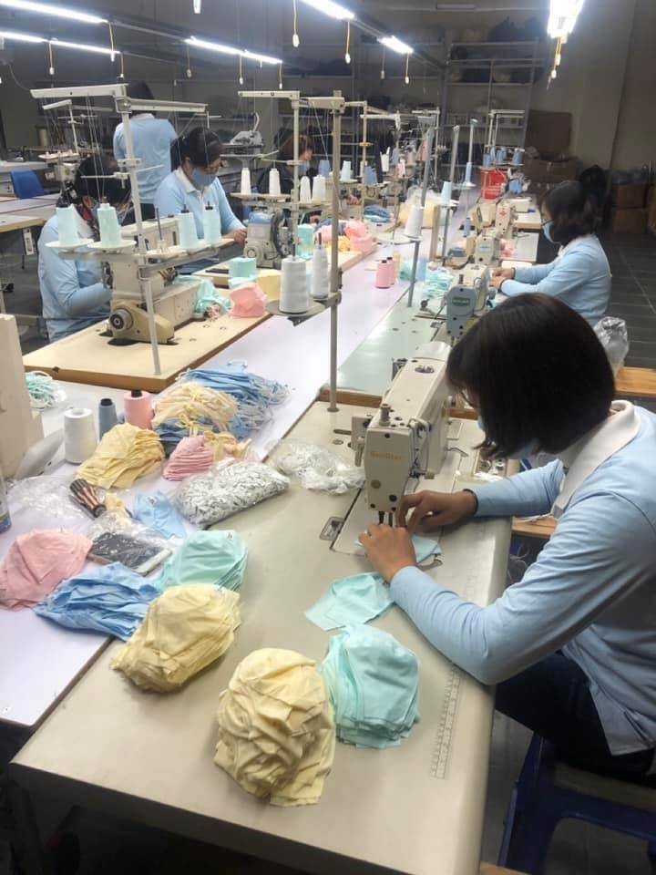 Nhiều doanh nghiệp sản xuất khẩu trang than thiếu nguyên liệu.