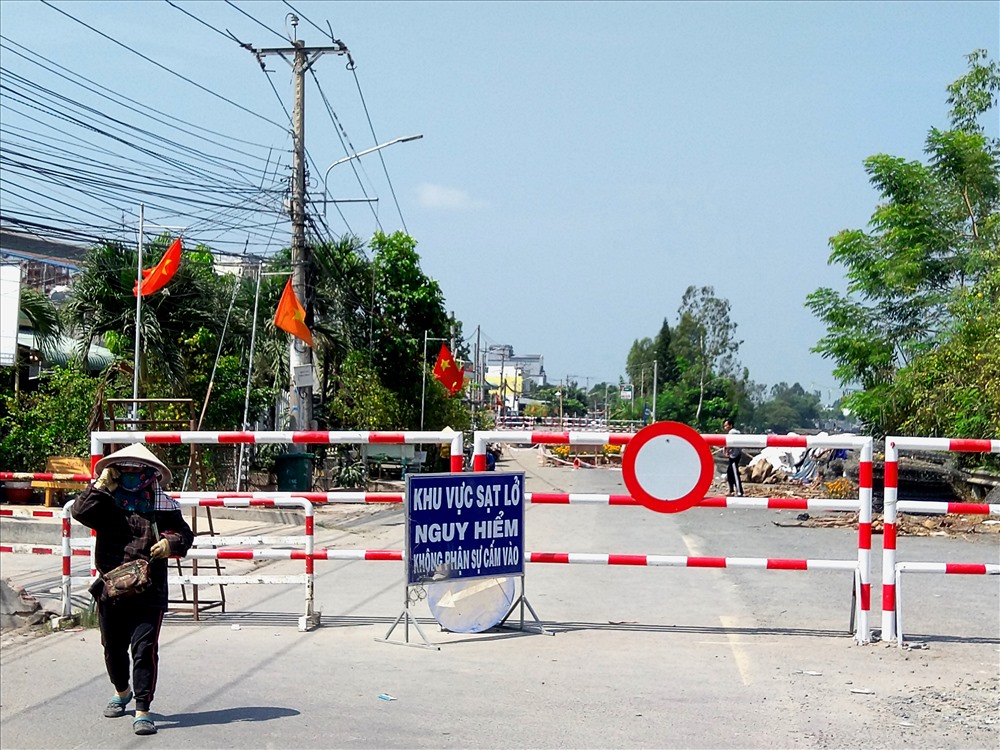 Khoanh vùng bảo vệ khu vực sạt lở. Ảnh: LT